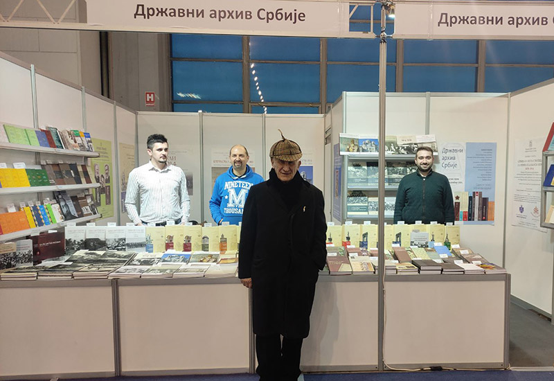 Академик Матија Бећковић посетио штанд Државног архива Србије